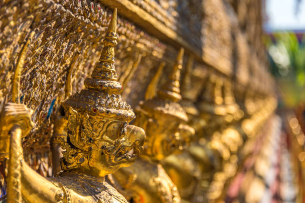 décoration de garuda sur grand palais, bangkok, thaïlande - garuda bangkok thailand gold photos et images de collection