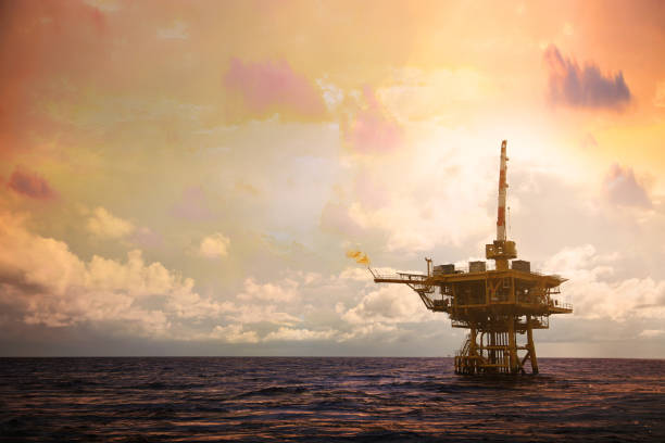 platforma budowlana na morzu dla produkcji ropy naftowej i gazu. przemysł naftowy i gazowy i ciężka praca. platforma produkcyjna i proces operacyjny ręcznym i automatycznym z pomieszczenia sterującego. - oil petroleum oil rig gas zdjęcia i obrazy z banku zdjęć