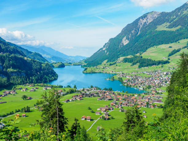 bellissimo lago lungern e villaggio dal brunig pass, in svizzera. - brienz mountain landscape lake foto e immagini stock