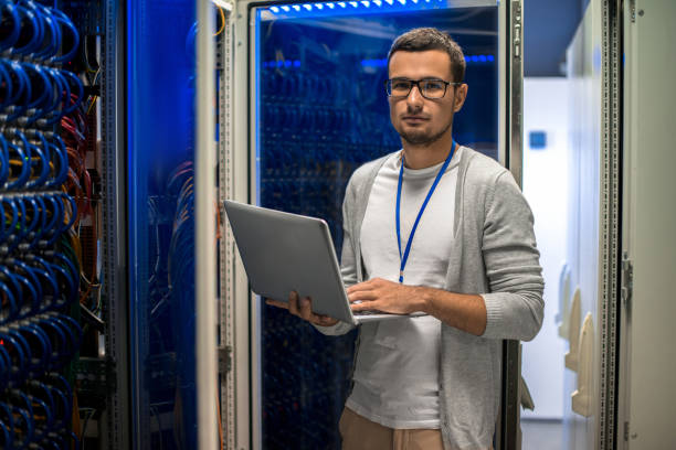 ネットワーク エンジニアを管理するサーバー - network server rack computer mainframe ストックフォトと画像