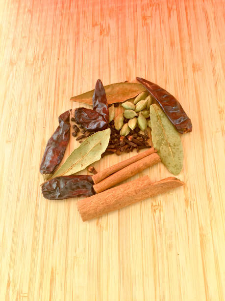 raw indian whole spices - cardamom spice macro asian culture imagens e fotografias de stock