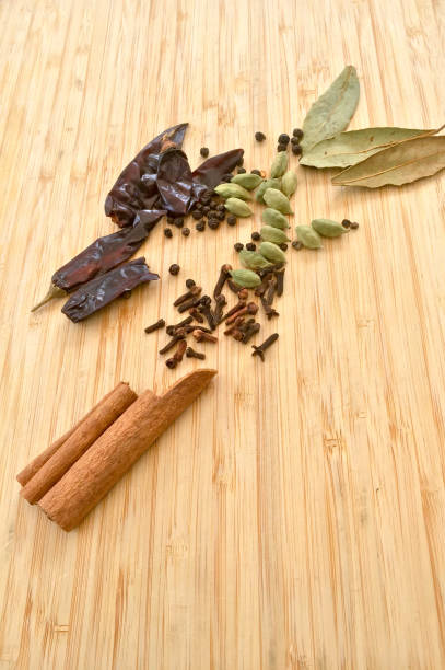 raw indian whole spices - cardamom spice macro asian culture imagens e fotografias de stock