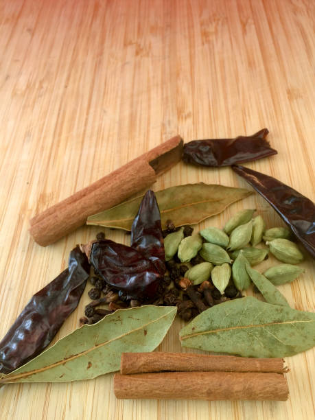 raw indian whole spices - cardamom spice macro asian culture imagens e fotografias de stock