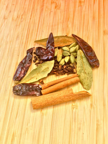 raw indian whole spices - cardamom spice macro asian culture imagens e fotografias de stock