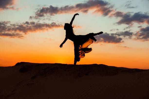 ballerina al tramonto. - etere foto e immagini stock