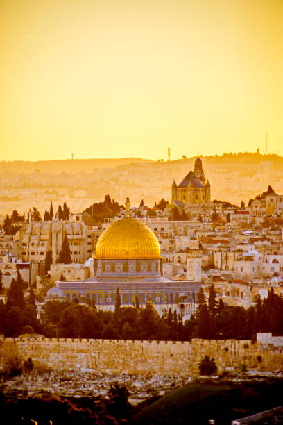 vieille ville jérusalem au coucher du soleil - jerusalem dome of the rock israel temple mound photos et images de collection