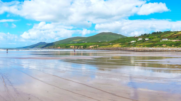 vacanza sulla spiaggia di inch - kerry coast foto e immagini stock