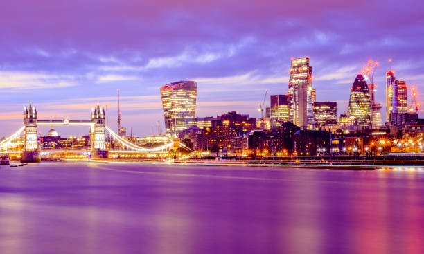 longa exposição, paisagem urbana de londres iluminada à noite - london england financial district england long exposure - fotografias e filmes do acervo