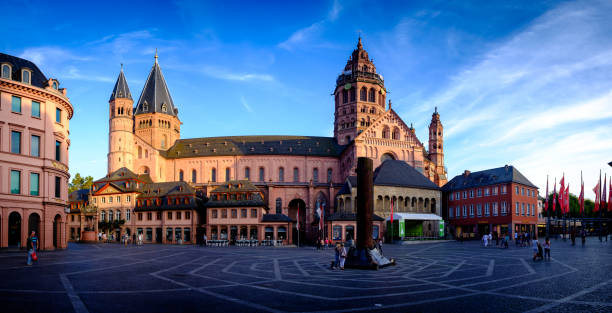 The Dom as the main catholic church in the heart of Mainz in Germany The Dom was first inaugurated in 1053 with a long history of additions and conversions to it's current shape in the middle of the city overlooking the traditional farmer's market and the Christmas market prior to Christmas. mainz stock pictures, royalty-free photos & images