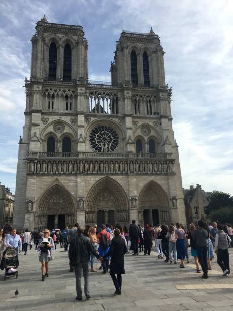 notre-dame de paris catholic cathedral - ile de france fotos imagens e fotografias de stock