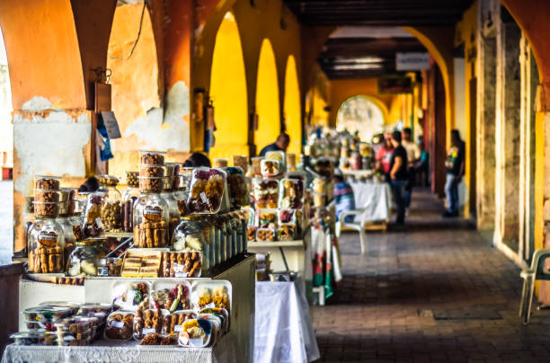 sweet marché par portal de los dulces à carthagène - colombie - food caribbean street cartagena photos et images de collection