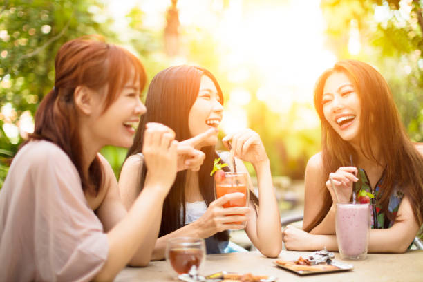 grupo de la joven, riendo en el restaurante - asian meal fotografías e imágenes de stock