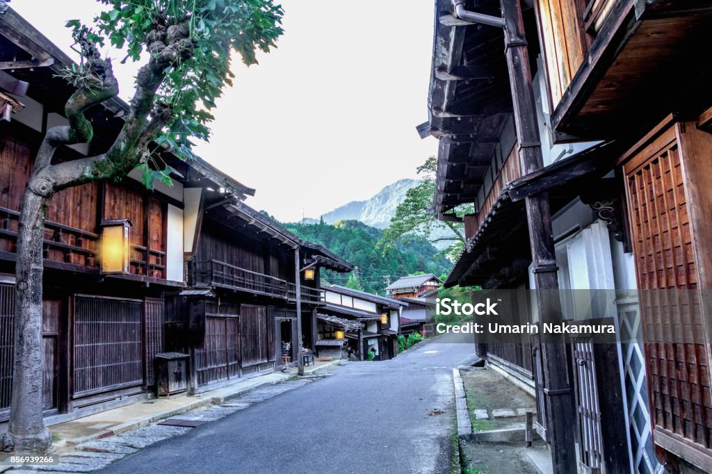 Valle de Kiso es el casco antiguo o los edificios de madera tradicionales japonés para los viajeros caminando en la calle viejo histórico de Narai-juku, Prefectura de Nagano, Japón. - Foto de stock de Tsumago-juku libre de derechos