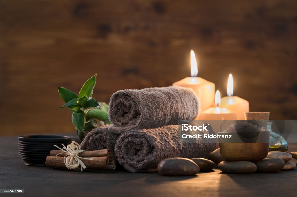 Trattamento beauty spa con candele - Foto stock royalty-free di Stabilimento termale