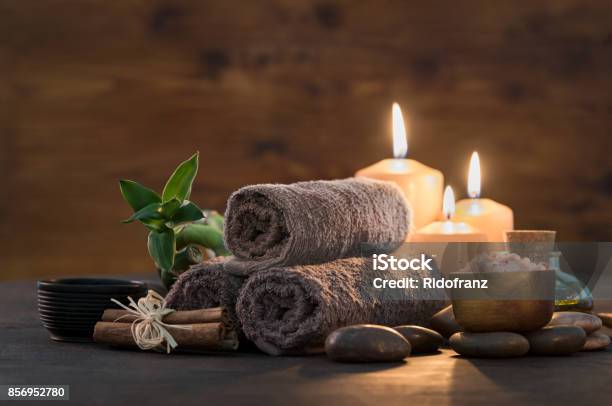 Trattamento Beauty Spa Con Candele - Fotografie stock e altre immagini di Stabilimento termale - Stabilimento termale, Massaggiare, Salone di bellezza