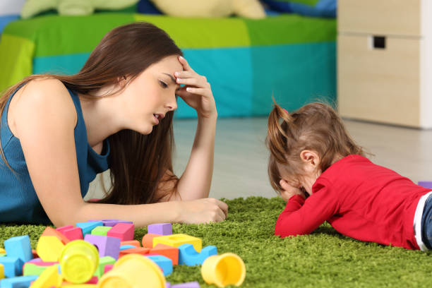 화난 아기와 한 방에서 피곤된 어머니 - tantrum 뉴스 사진 이미지