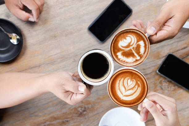 группа людей, имеющих встречу после успешных деловых переговоров в кафе. питьевая горячий напиток латте искусства кофе - cafe laptop espresso business стоковые фото и изображения