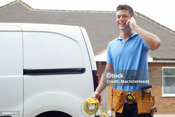 Elektriker Stehen Neben Van Telefonieren Mit Handy Stockfoto und mehr Bilder von Elektriker - Elektriker, Am Telefon, Monteurberuf