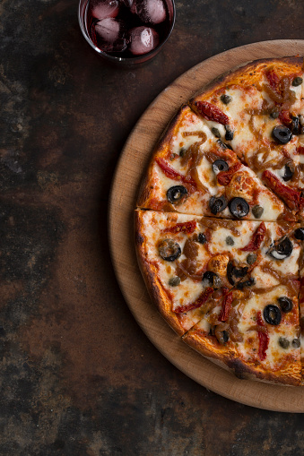 Delicious vegetarian pizza, directly above.