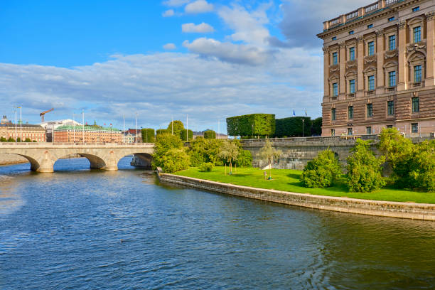 ponte di norrbro e museo della stoccolma medievale - norrbro foto e immagini stock