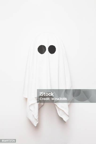 Ghost Foto de stock y más banco de imágenes de Disfraz - Disfraz, Fantasma, Blanco - Color