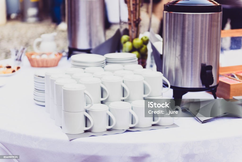 Café, tazas de catering mesa de conferencia o banquete de bodas. - Foto de stock de Bufé libre de derechos