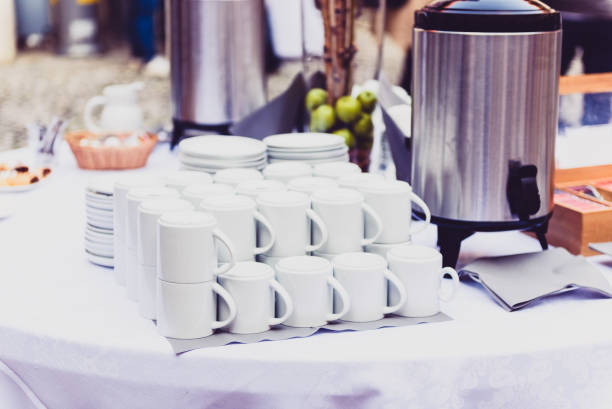 кофе, чашки на кейтеринговом столе на конференции или свадебном банкете. - meeting business breakfast seminar стоковые фото и изображения