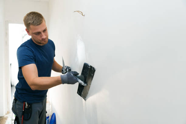 home improvement - construction worker with plastering tools renovating apartment walls - plaster plasterer wall repairing imagens e fotografias de stock