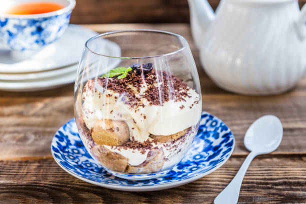 tradycyjny włoski deser tiramisu w szklanym słoiku - biscotti cookie coffee tea zdjęcia i obrazy z banku zdjęć