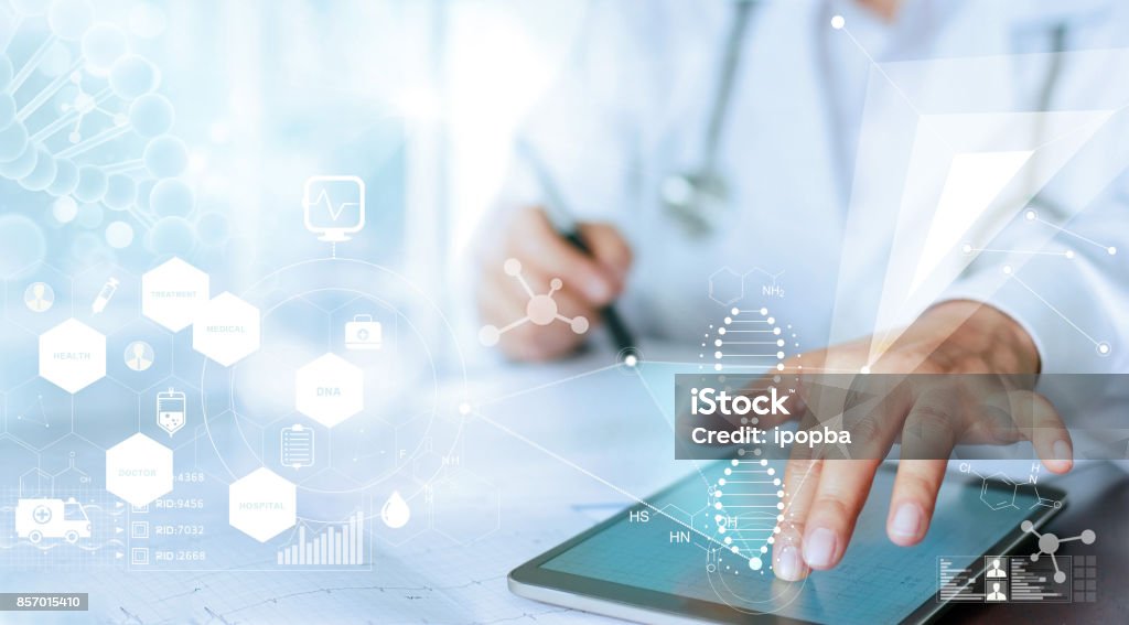 Main de docteur de médecine touchant l’interface ordinateur comme connexion réseau médical avec écran virtuel moderne, concept de réseau de technologie médicale - Photo de Laboratoire libre de droits