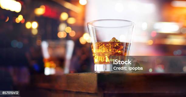 Glas Whiskey Getränk Mit Eiswürfel Auf Tisch Hölzerne Bar Hintergrund Stockfoto und mehr Bilder von Bartresen