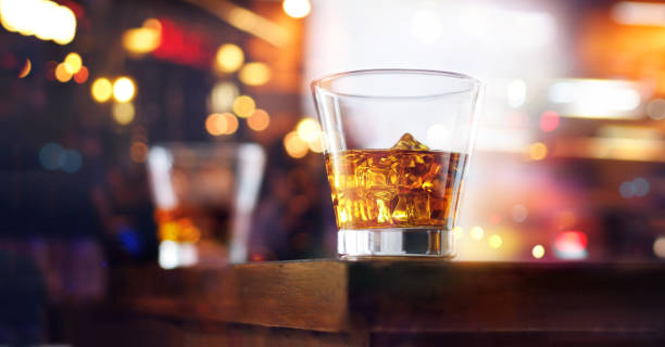 szklanka napoju whisky z kostką lodu na drewnianym tle baru - whisky glass ice cube alcohol zdjęcia i obrazy z banku zdjęć