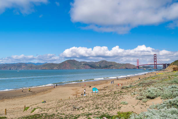 golden gate park i golden gate bridge, san francisco, kalifornia, stany zjednoczone - baker beach zdjęcia i obrazy z banku zdjęć