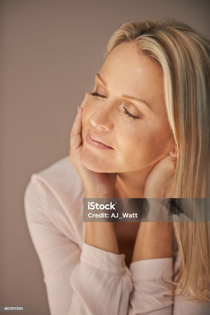 Schließen Sie die Augen und genießen Sie die Ruhe - Lizenzfrei Attraktive Frau Stock-Foto