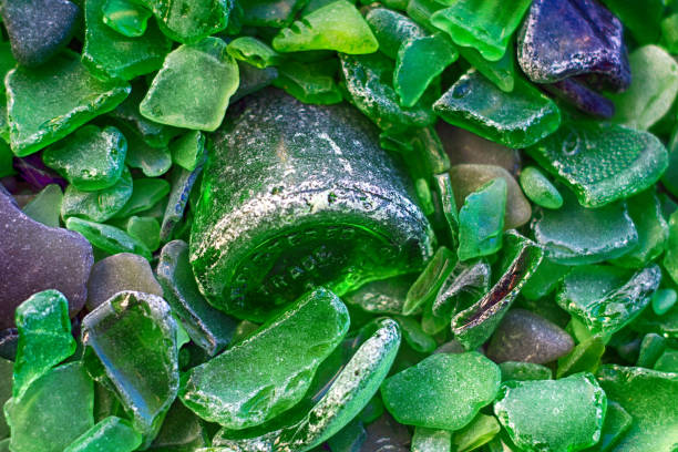 green sea glass - pottery shard imagens e fotografias de stock