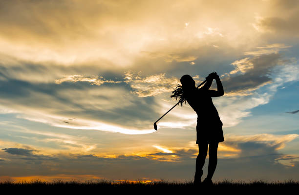 golfeur silhouette, jouer au golf pendant le coucher du soleil - twilight photos et images de collection