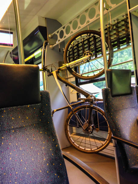 bici appesa al rack del treno. fornire agli amanti della bicicletta un'alternativa ai viaggi con i mezzi pubblici. collega la metropolitana al lavoro, alla scuola, allo shopping, all'aperto e agli eventi. - rack railway foto e immagini stock