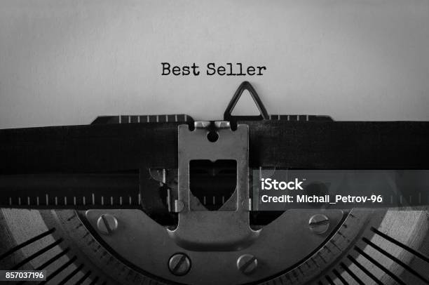 Beste Verkoper Tekst Getypt Op Retro Typemachine Stockfoto en meer beelden van Verkopen - Verkopen, Boek, Succes