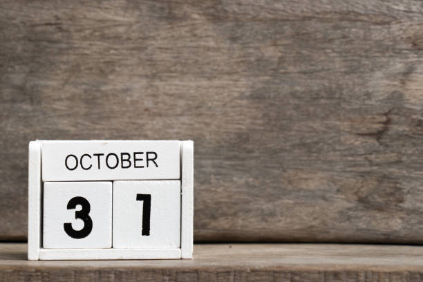 белый блок календарь настоящее дата 31 и месяц октября на лесном фоне (хэллоуин, всемирный день сбережений, национальное единство в индии) - national holiday celebration event party calendar стоковые фото и изображения