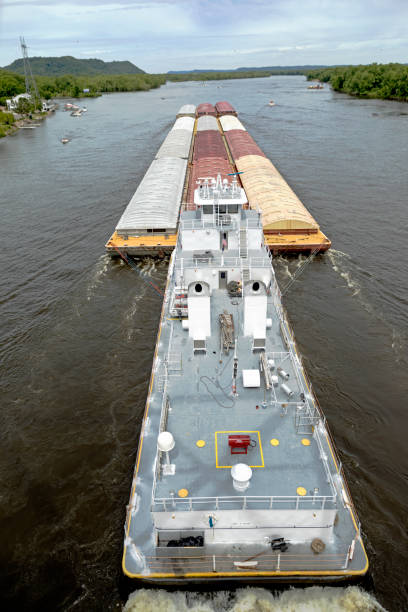 schlepper, die barge auf mississippi fluß in wisconsin schieben - tugboat towing nautical vessel industrial ship stock-fotos und bilder