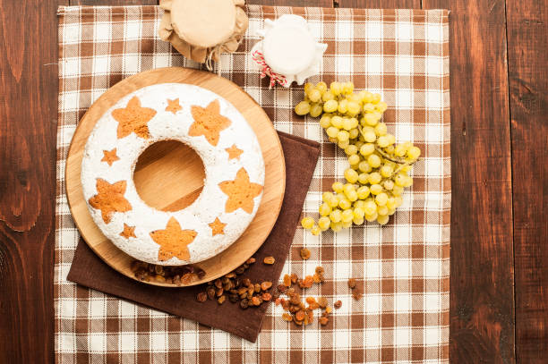 gâteau aux fruits traditionnel fait maison au stand en bois orné de raisins secs et les raisin vue de dessus - fruitcake christmas cake cake raisin photos et images de collection