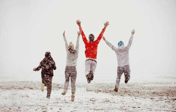 heureux amis amitié courir sauter la première neige - beautiful caucasian teenager running photos et images de collection