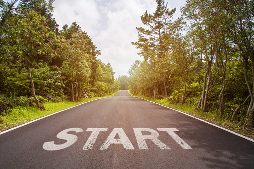 Iniciar la línea en el concepto de autopista para planificación de negocios, estrategia y camino de reto o carrera, oportunidad y cambio photo