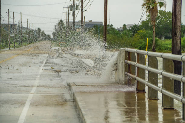 água caindo sobre uma estrada perto de galveston bay, nos arredores de houston, texas - federal emergency management agency - fotografias e filmes do acervo