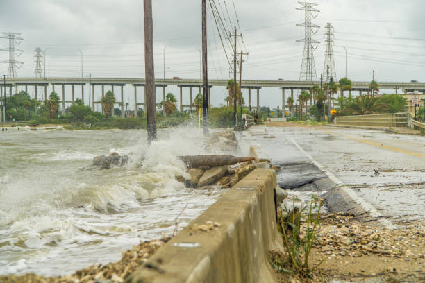 テキサス州ヒューストン郊外のガルベストン湾近くの道路上にクラッシュ水 - federal emergency management agency ストックフォトと画像