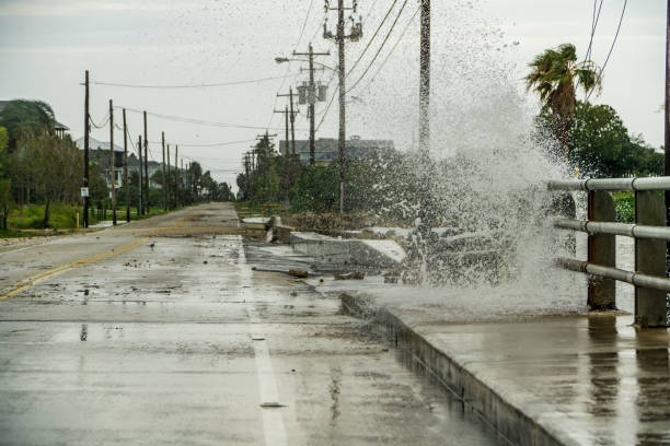 agua estrellándose sobre una carretera cerca de la bahía de galveston a las afueras de houston texas - flood hurricane road damaged fotografías e imágenes de stock