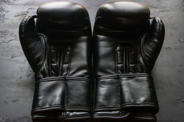 guanti da boxe primo piano su uno sfondo nero - group of objects padding exercising boxing glove foto e immagini stock