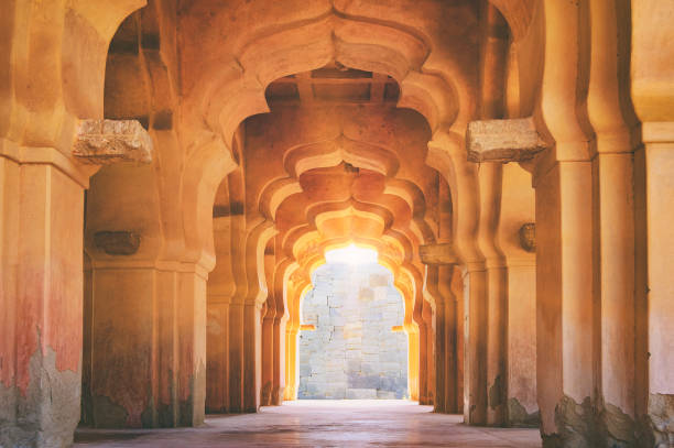 old ruined arch of lotus mahal in hampi, india - palace gate imagens e fotografias de stock