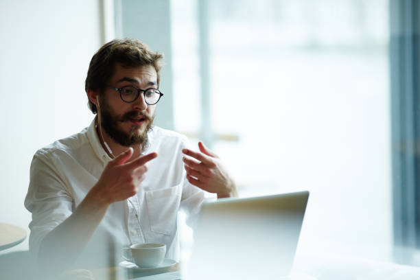 online gesprek - afgelegen stockfoto's en -beelden