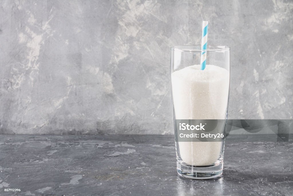 Glas mit Zucker Sand ist eine ungesunde Ernährung. Der Inhalt des Zuckers in süße Limonade. - Lizenzfrei Cola Stock-Foto